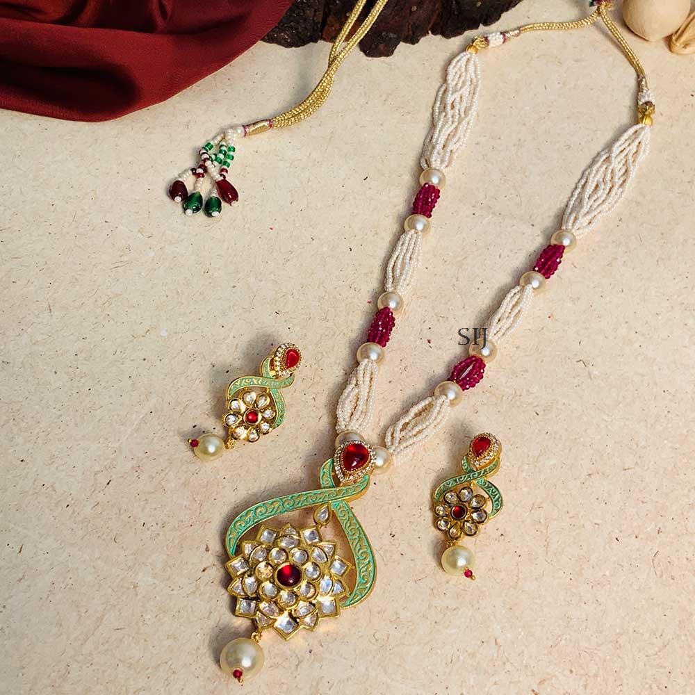 Alluring Gold Plated Kundan Necklace