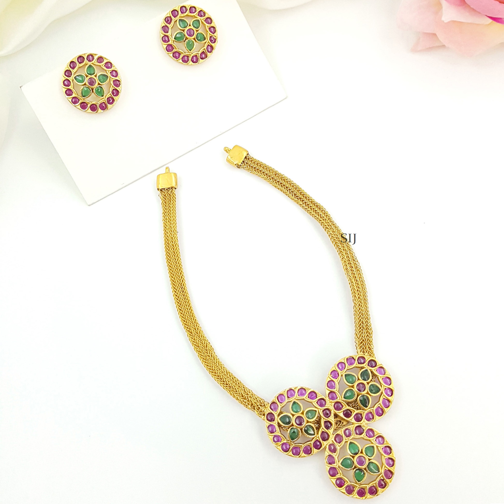 Elegant Gold Polish Flower Round Necklace