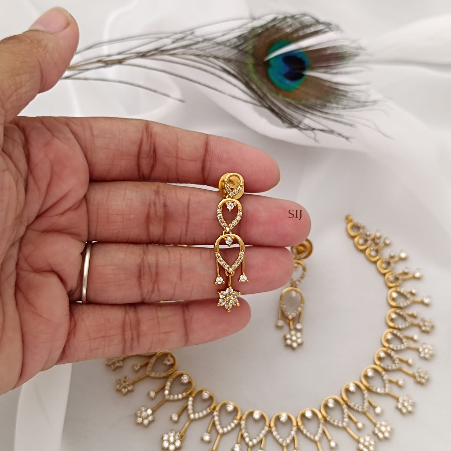 Shimmering Malllu Style Necklace