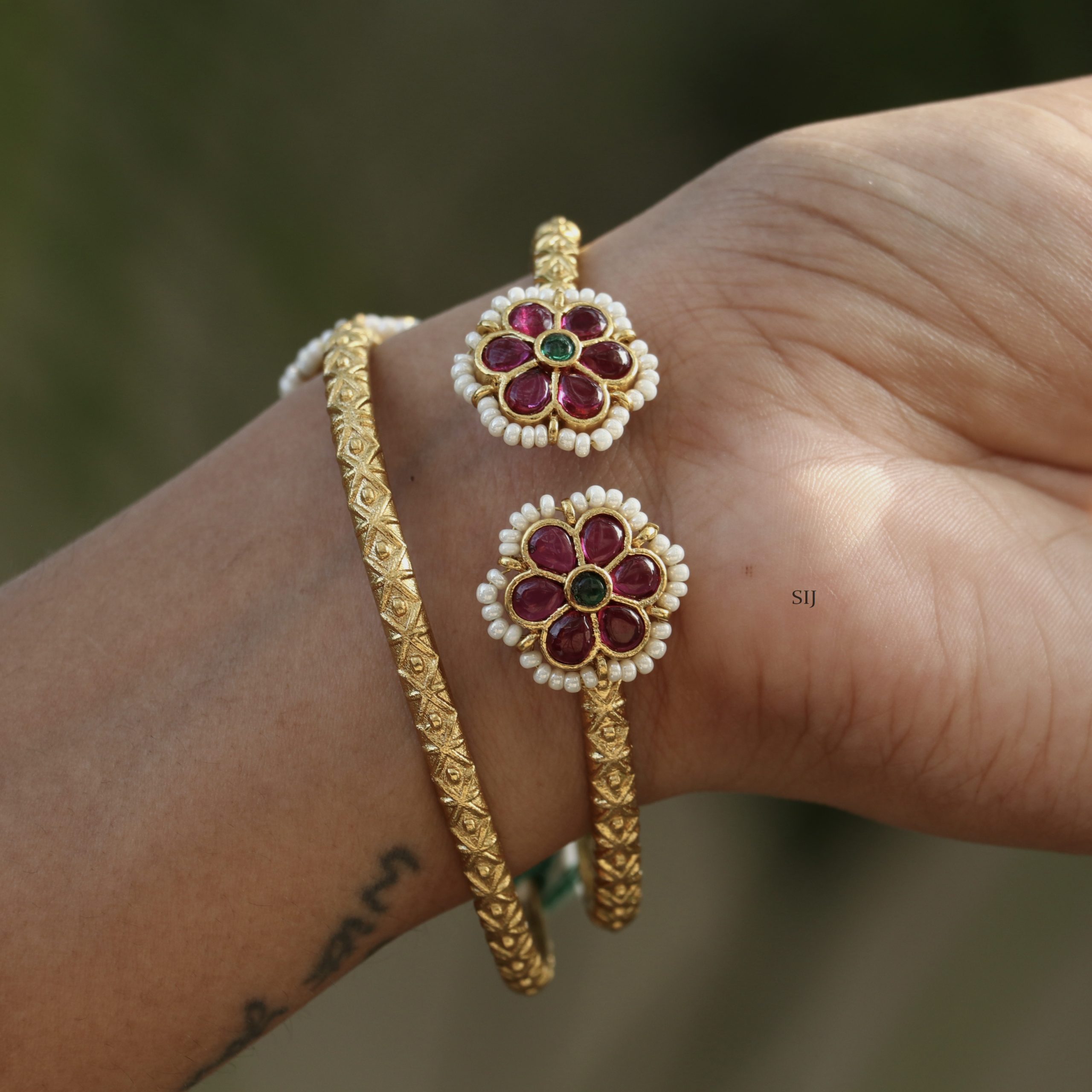 Cute Round Flower Kemp Bangles with White Beads