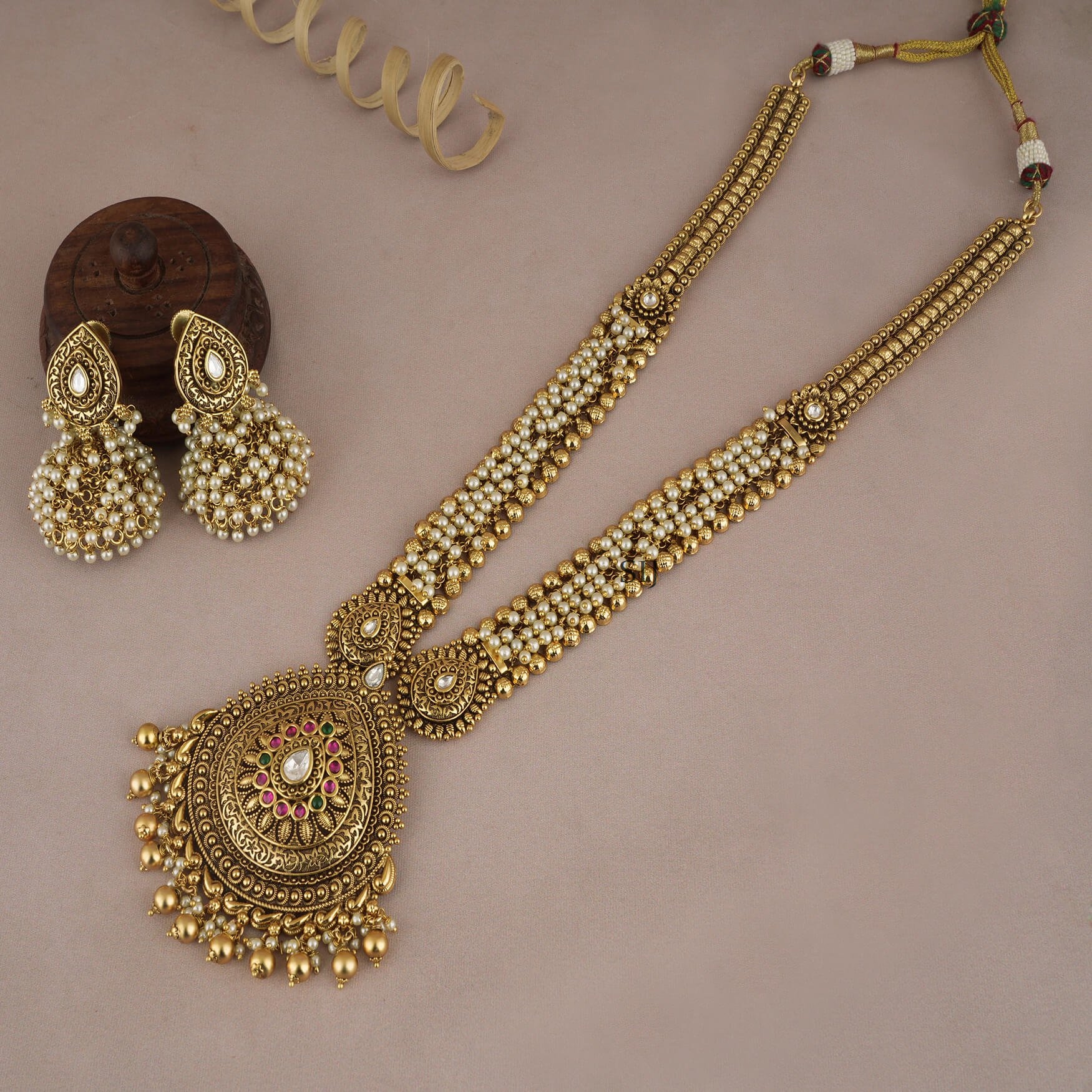 Alluring Antique Gold Finish Pearl Necklace Set