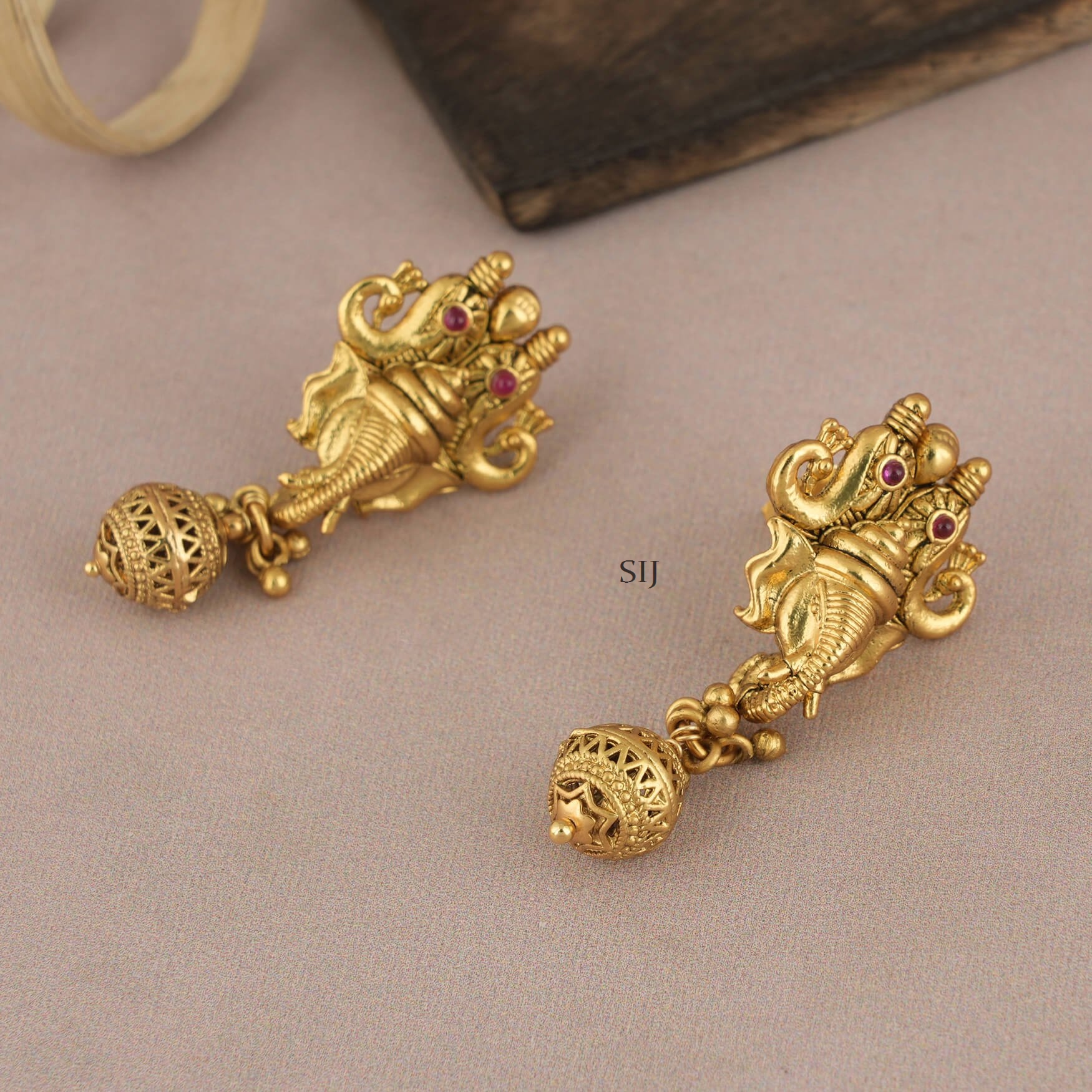 Sparkling Gold Finish Lord Ganesha Stone Necklace Set