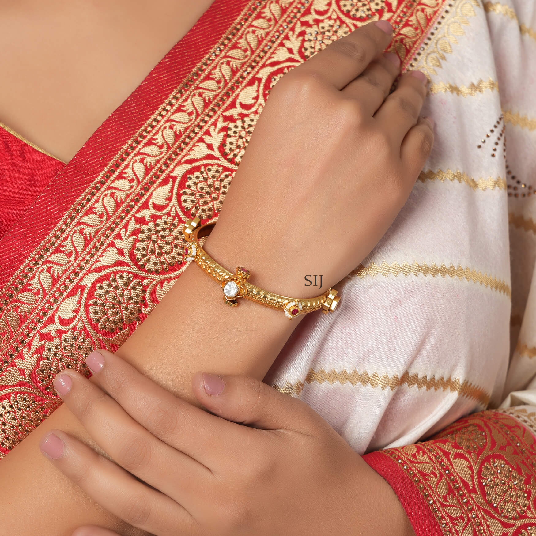 Charming Gold Finish Openable Sleek Kada Bangle