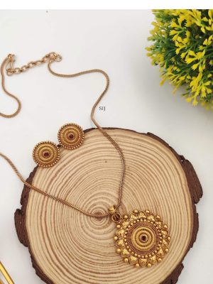 Shimmering Idol Pendant with Sleek Chain Set