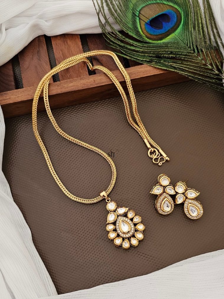 Cute Kundan Pendant with Chain