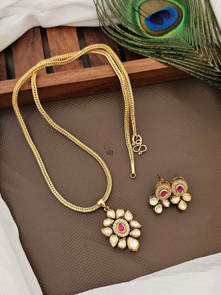 Graceful Kundan Pendant with Chain