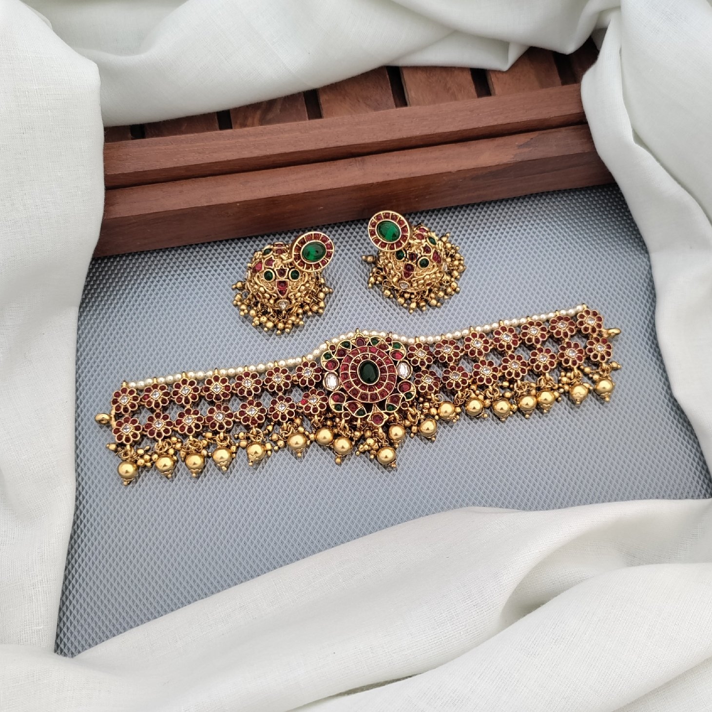 Two Layers Kemp Stone Choker with Gold Beads