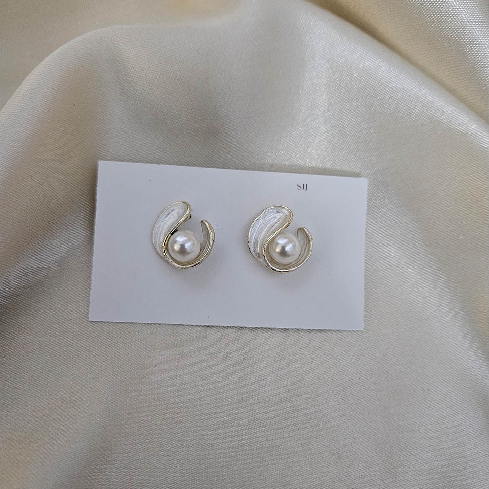 Gold Plated Pearl Ear Studs