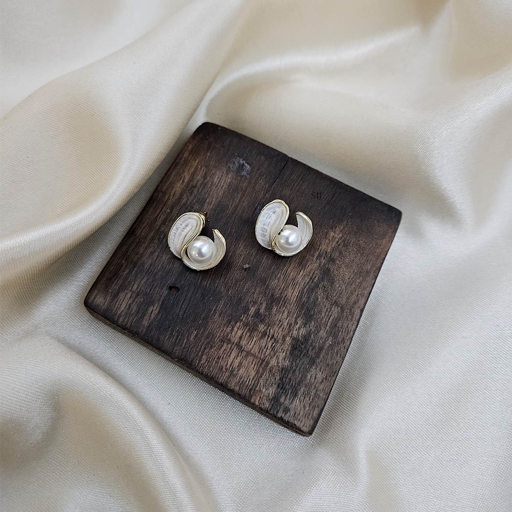 Gold Plated Pearl Ear Studs