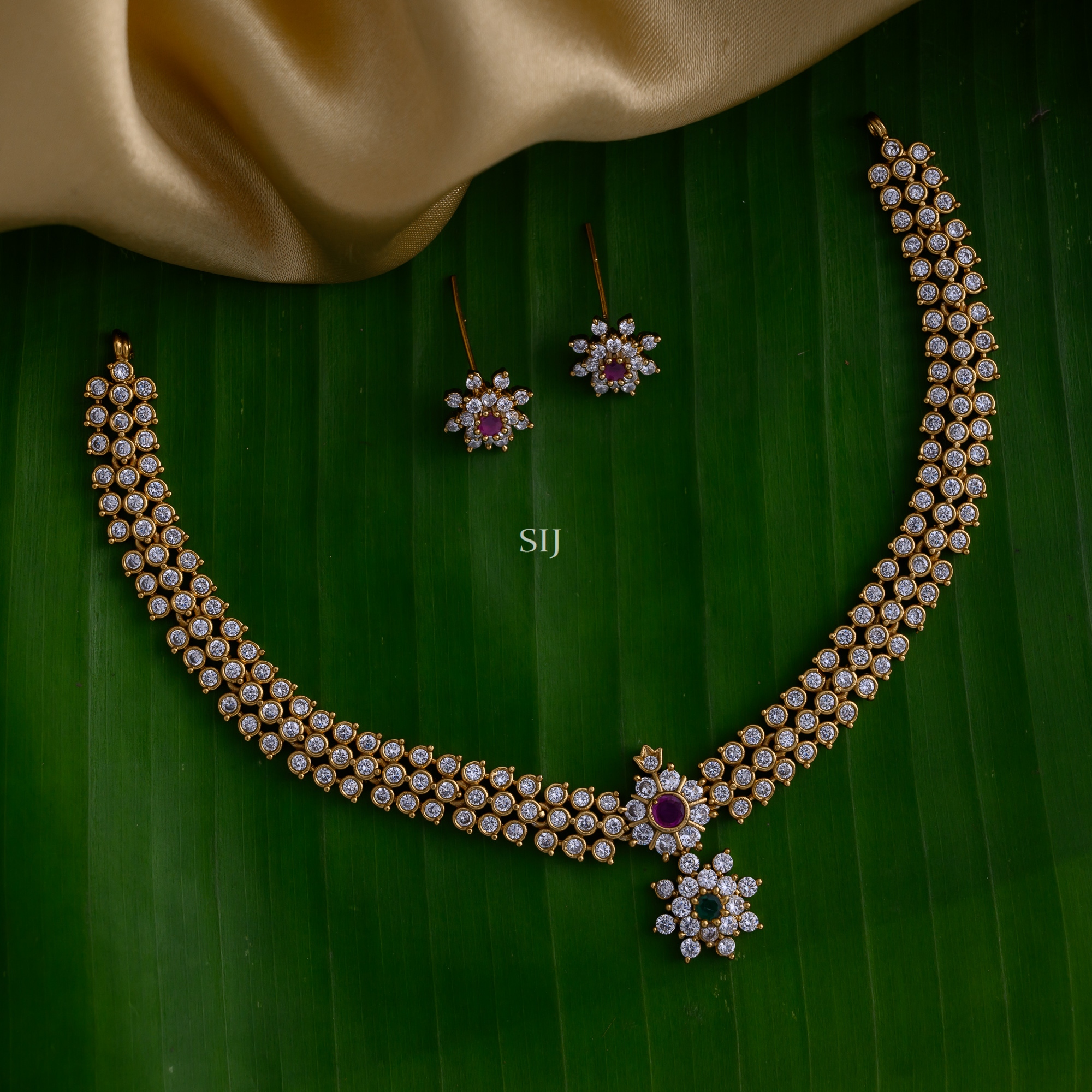 Artificial Flower Design Pendant with White Stones Necklace