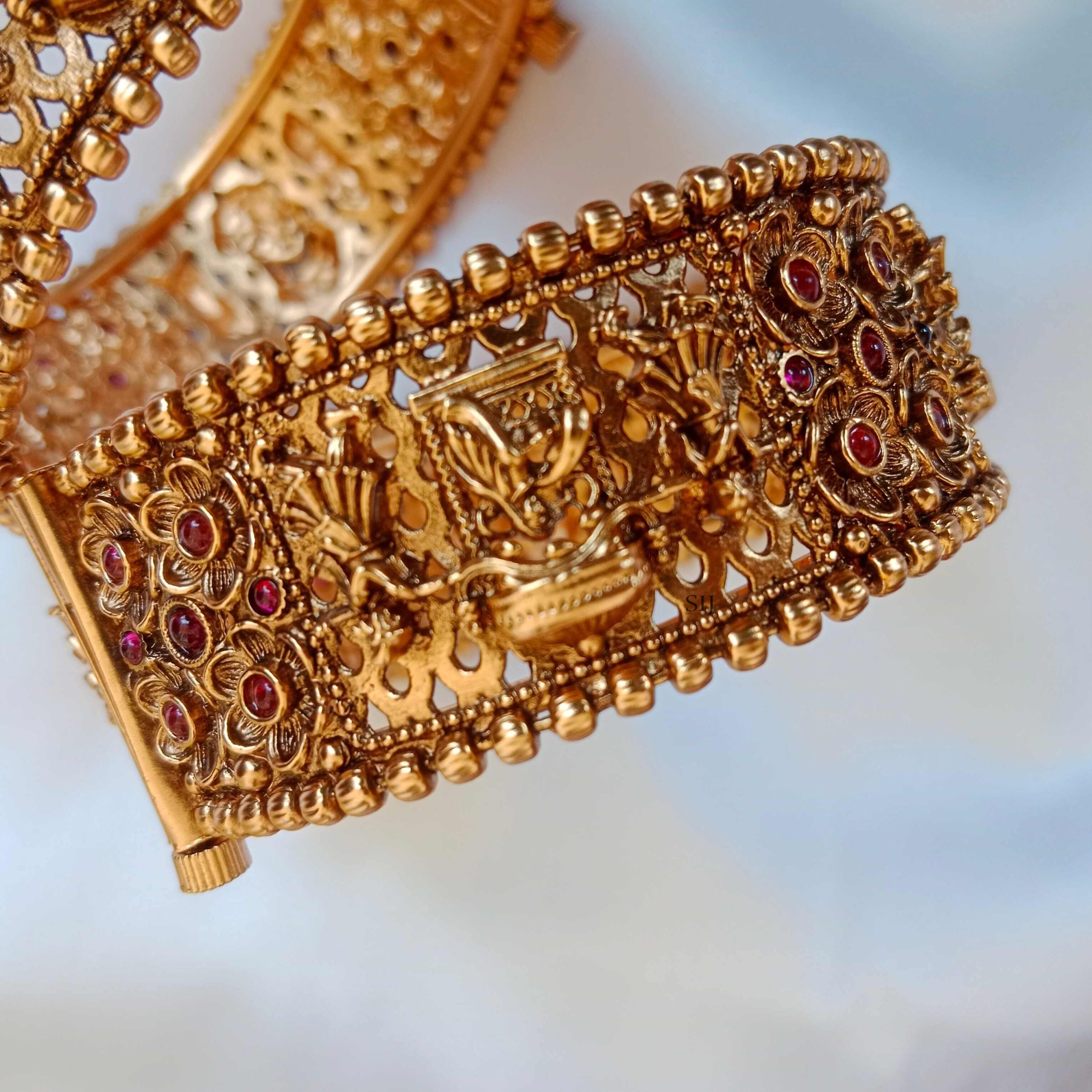 Artificial Broad Design Gold Plated Bridal Bangles