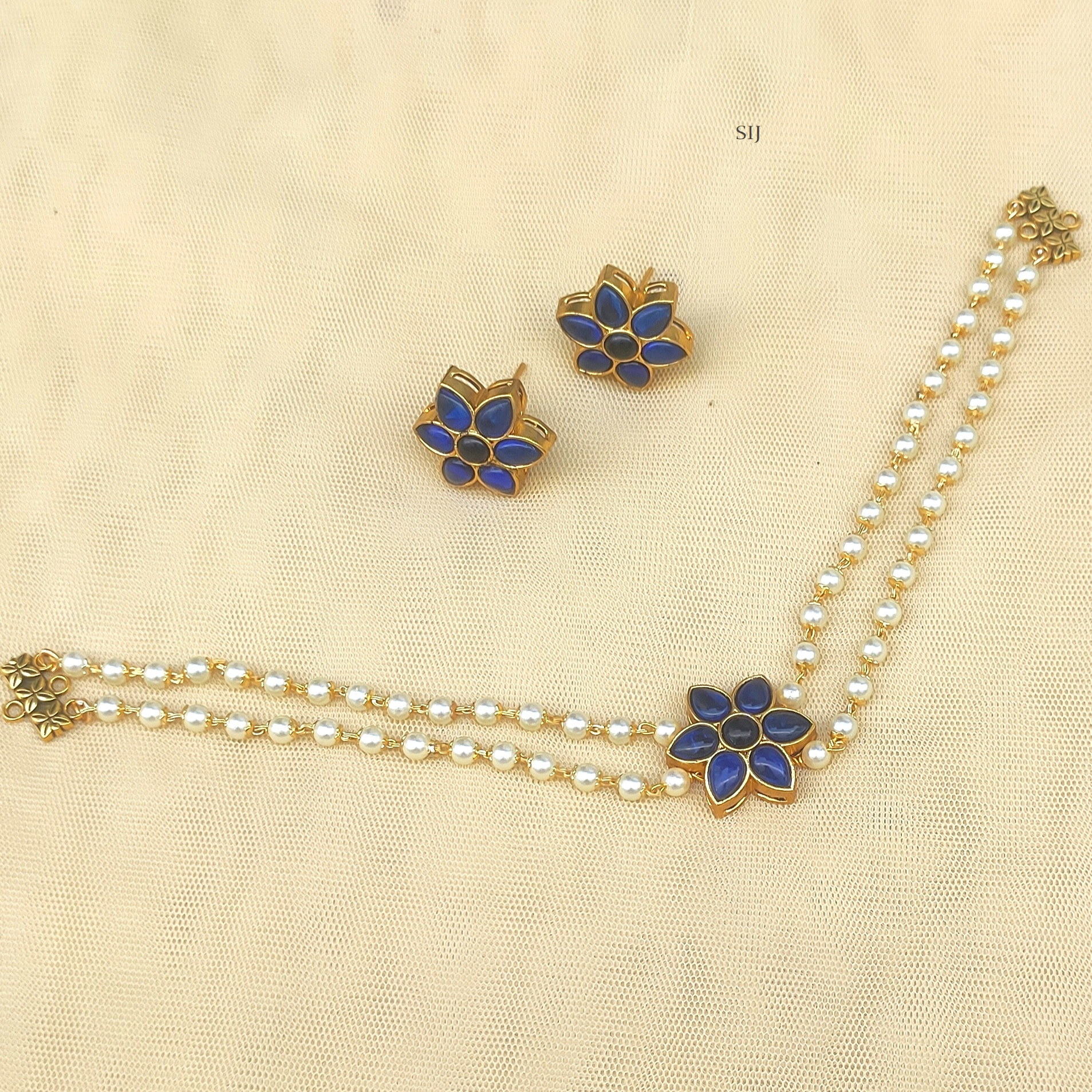 Pearl Choker with Blue Stone Flower Design Pendant