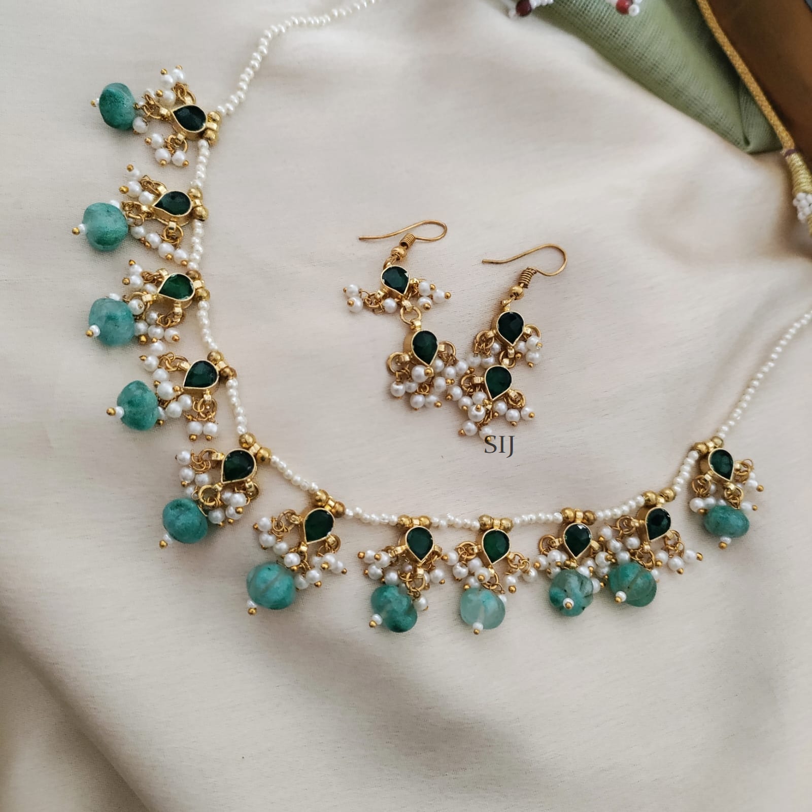 Jadau Green Pearl Necklace Set