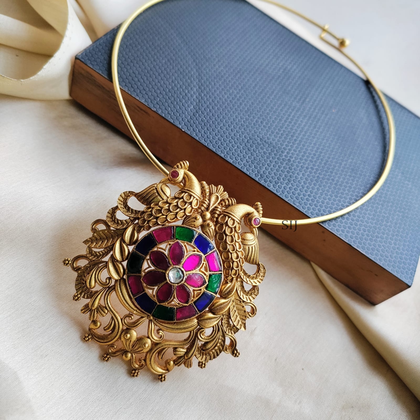 Gold Polished Jadau Kundan Hasli Necklace