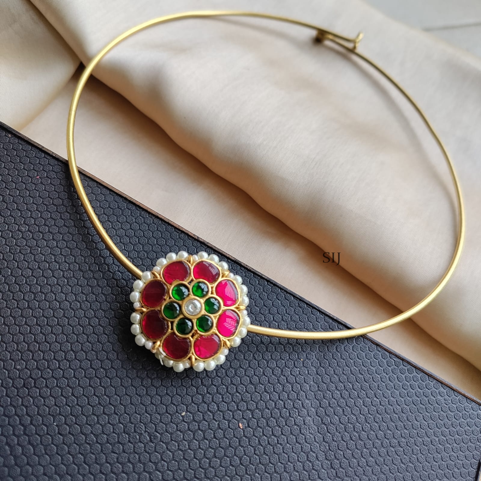 Flower Design With Pearl Jadau Hasli Necklace Set