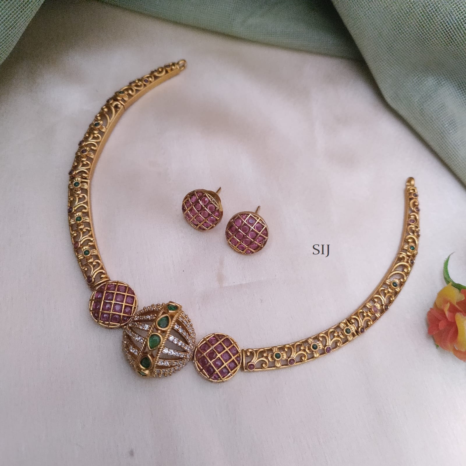 Traditional Hasli Stone Necklace Set