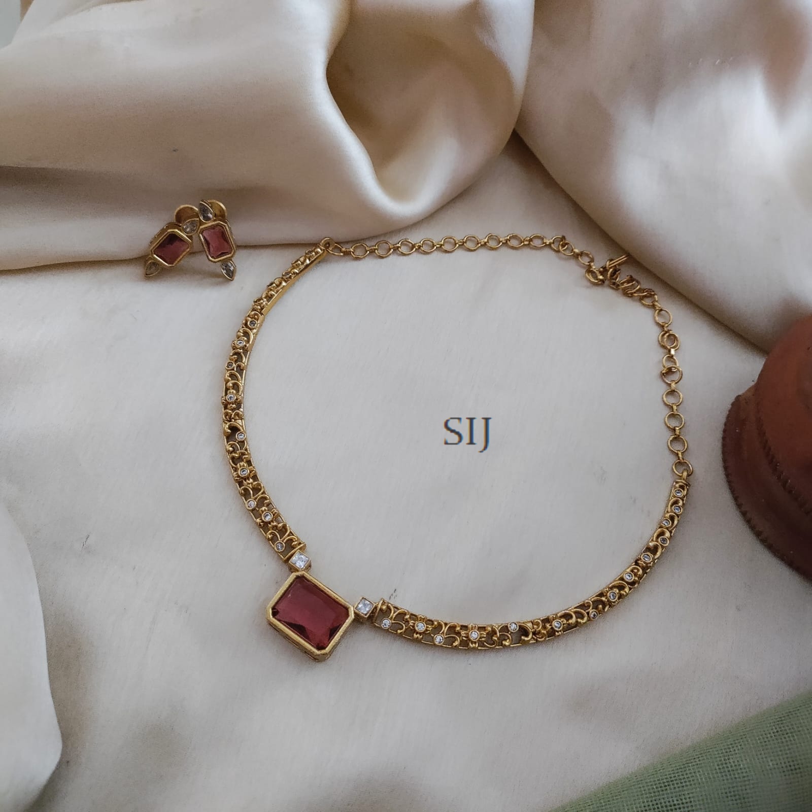 Imitation Hasli Necklace With Small Pendant