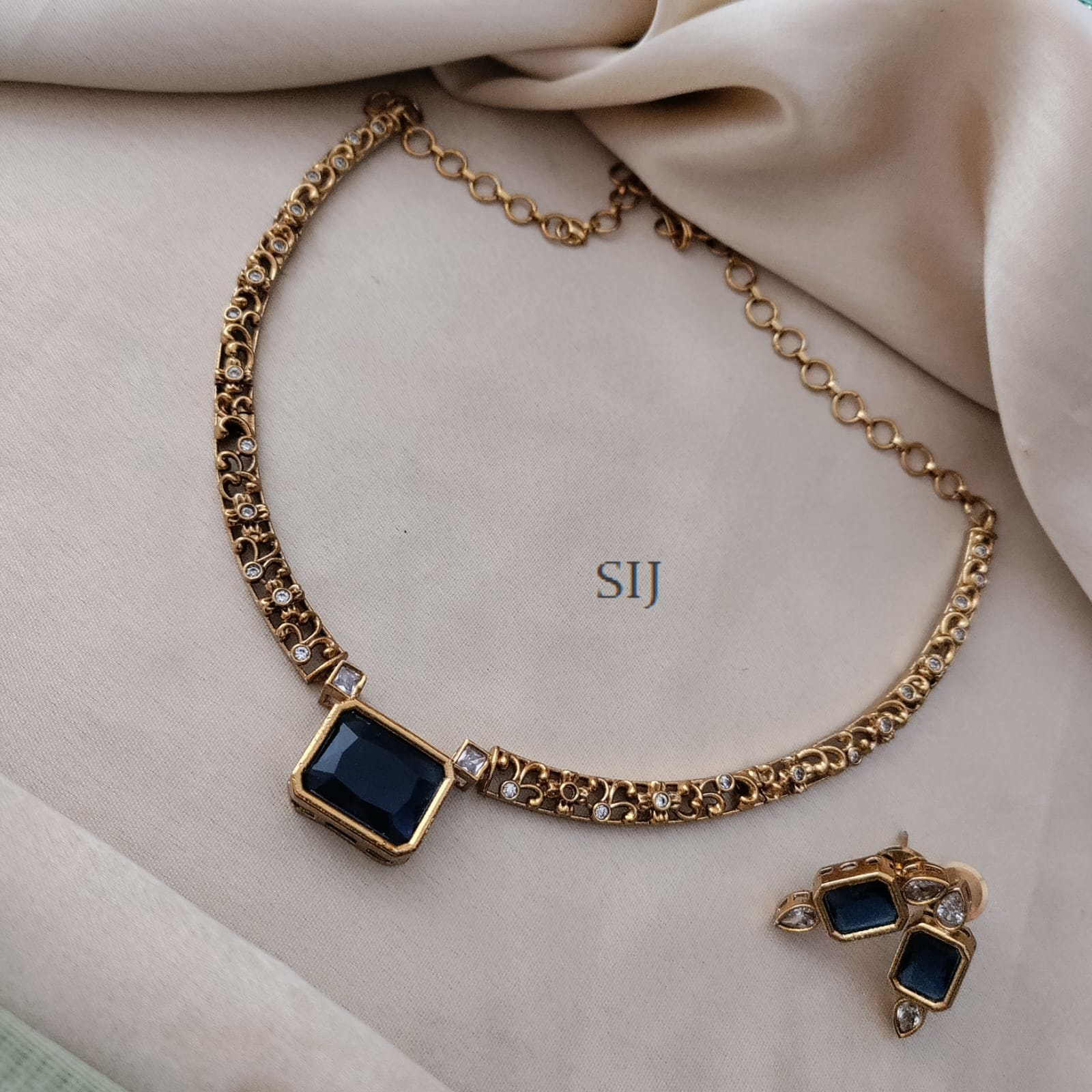 Imitation Hasli Necklace With Small Pendant