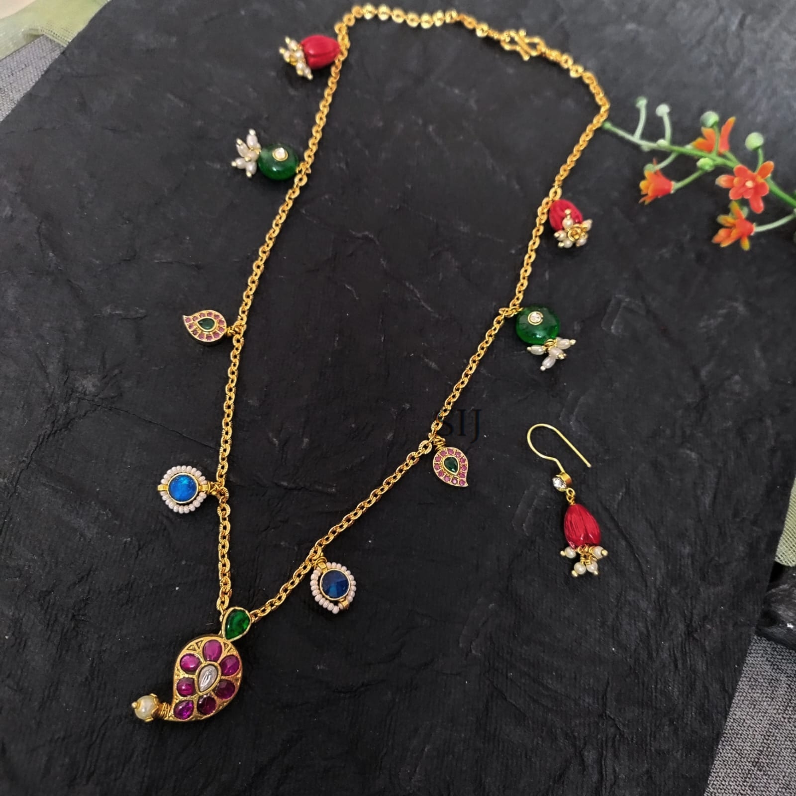 Jadau Small Pendant Necklace Set