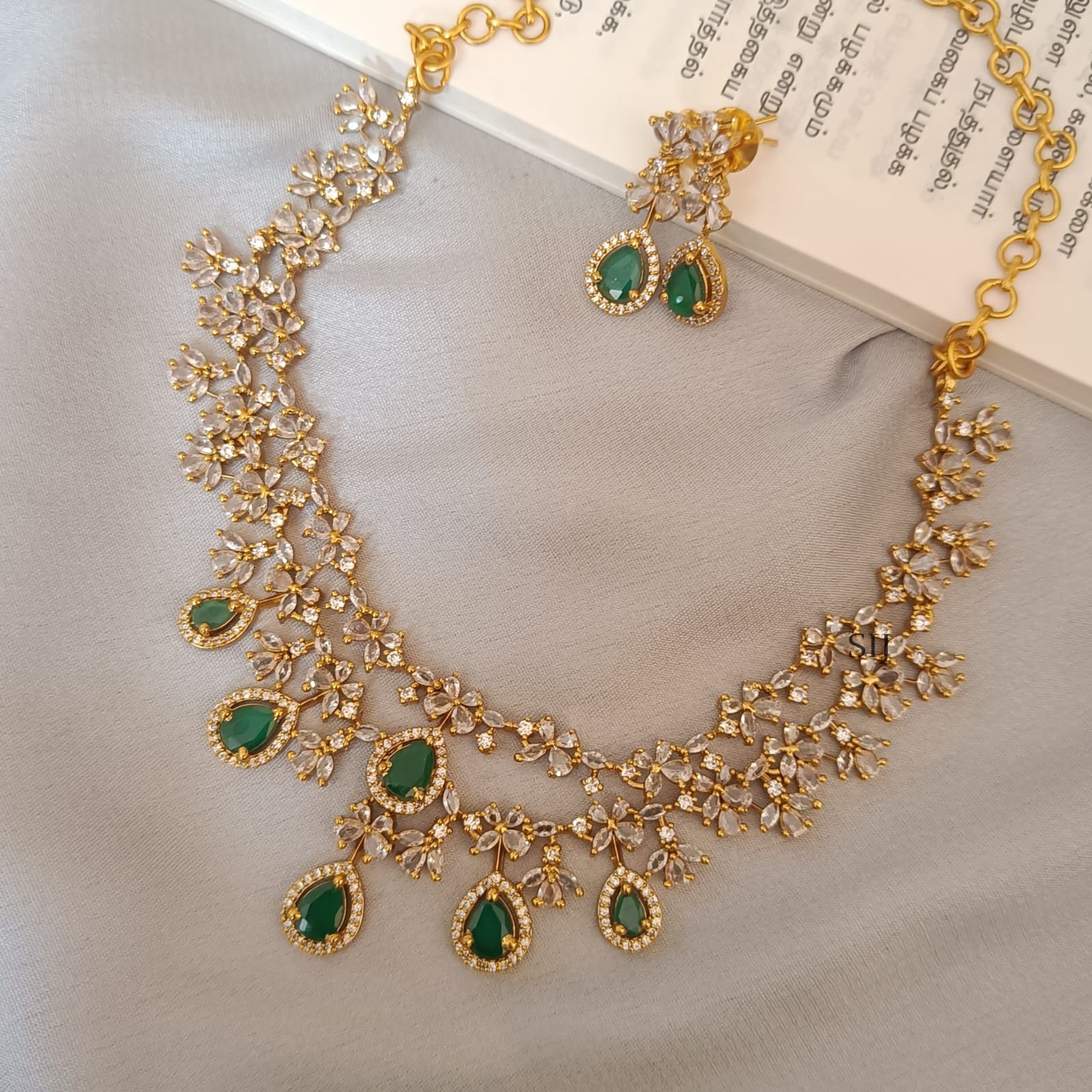 Traditional Two Layer Green Necklace Set