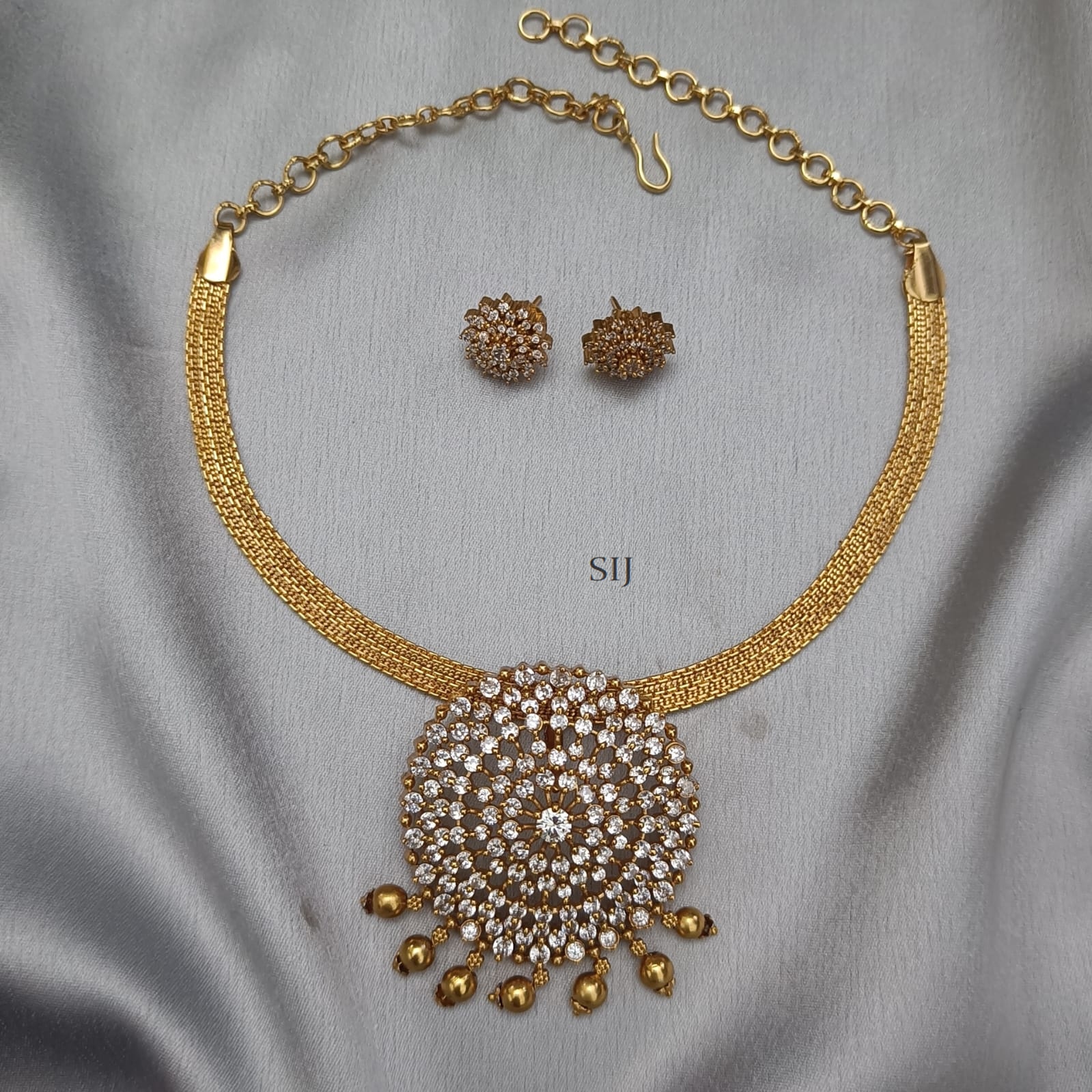 Round Pendant Attigai Necklace Set