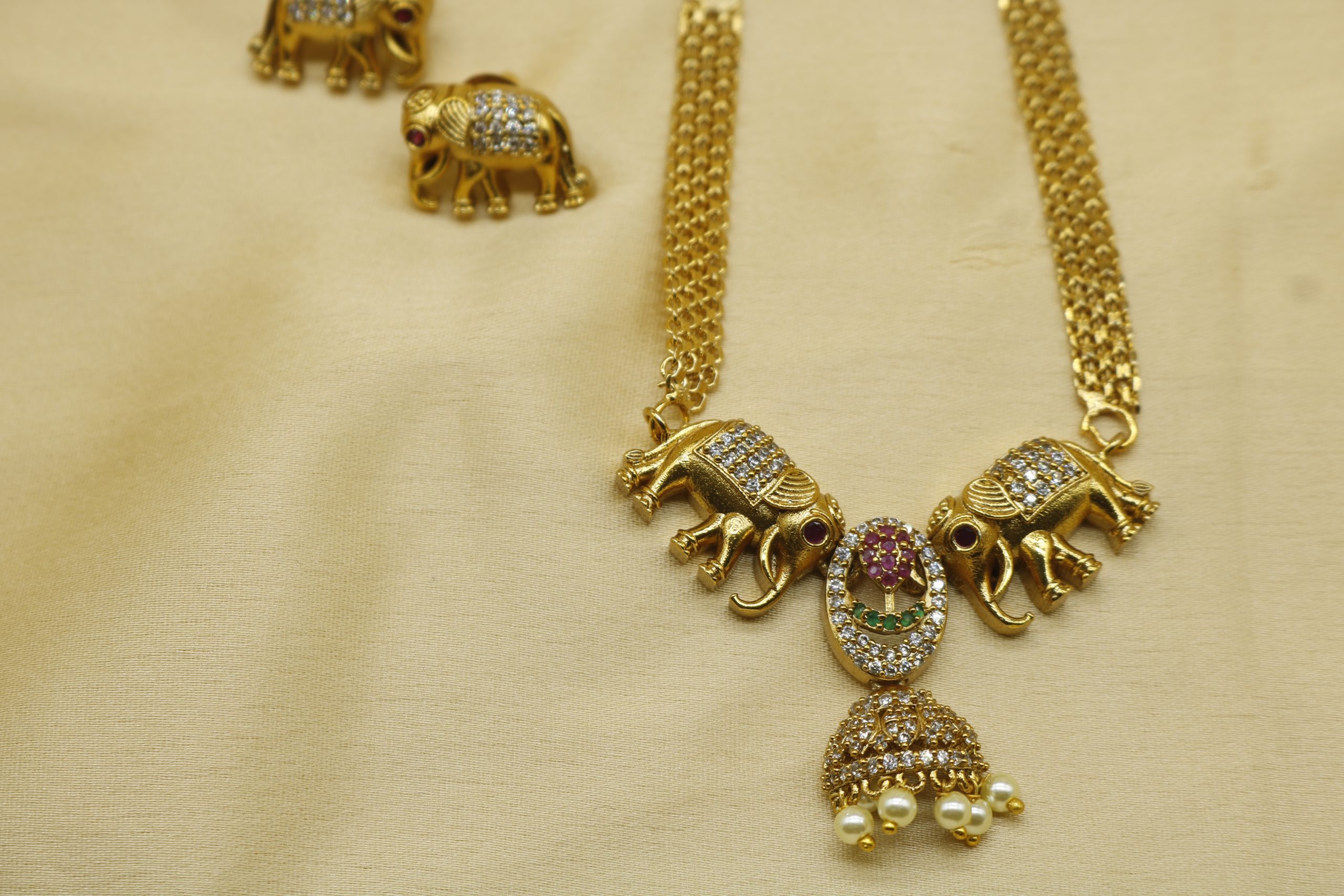 Dual Elephants Pendant Necklace