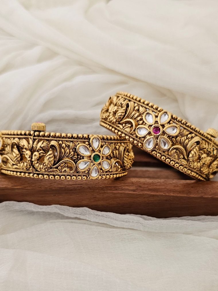 Antique Gold Finish Kundan Screw Bangles