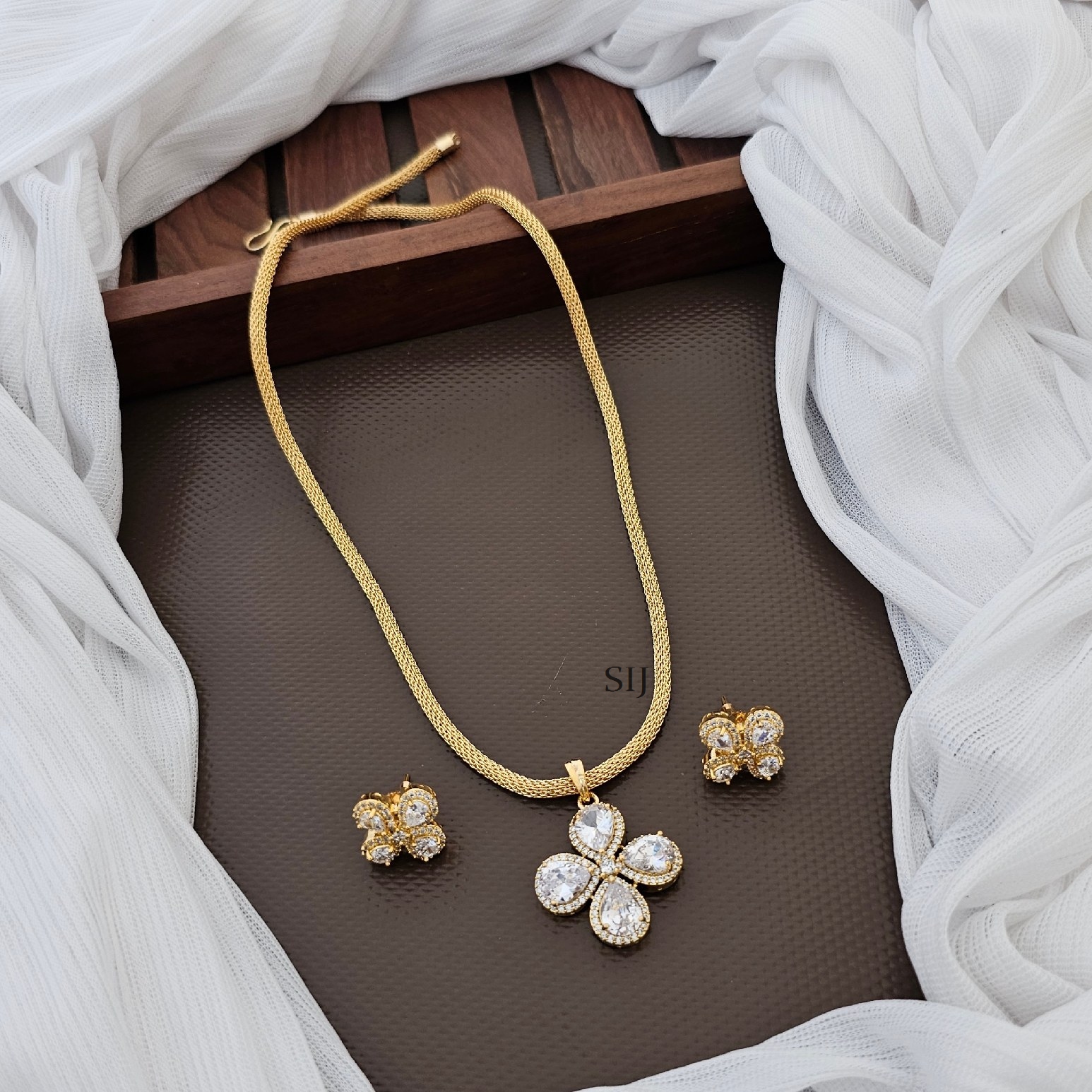 Flower Pendant With Chain Set