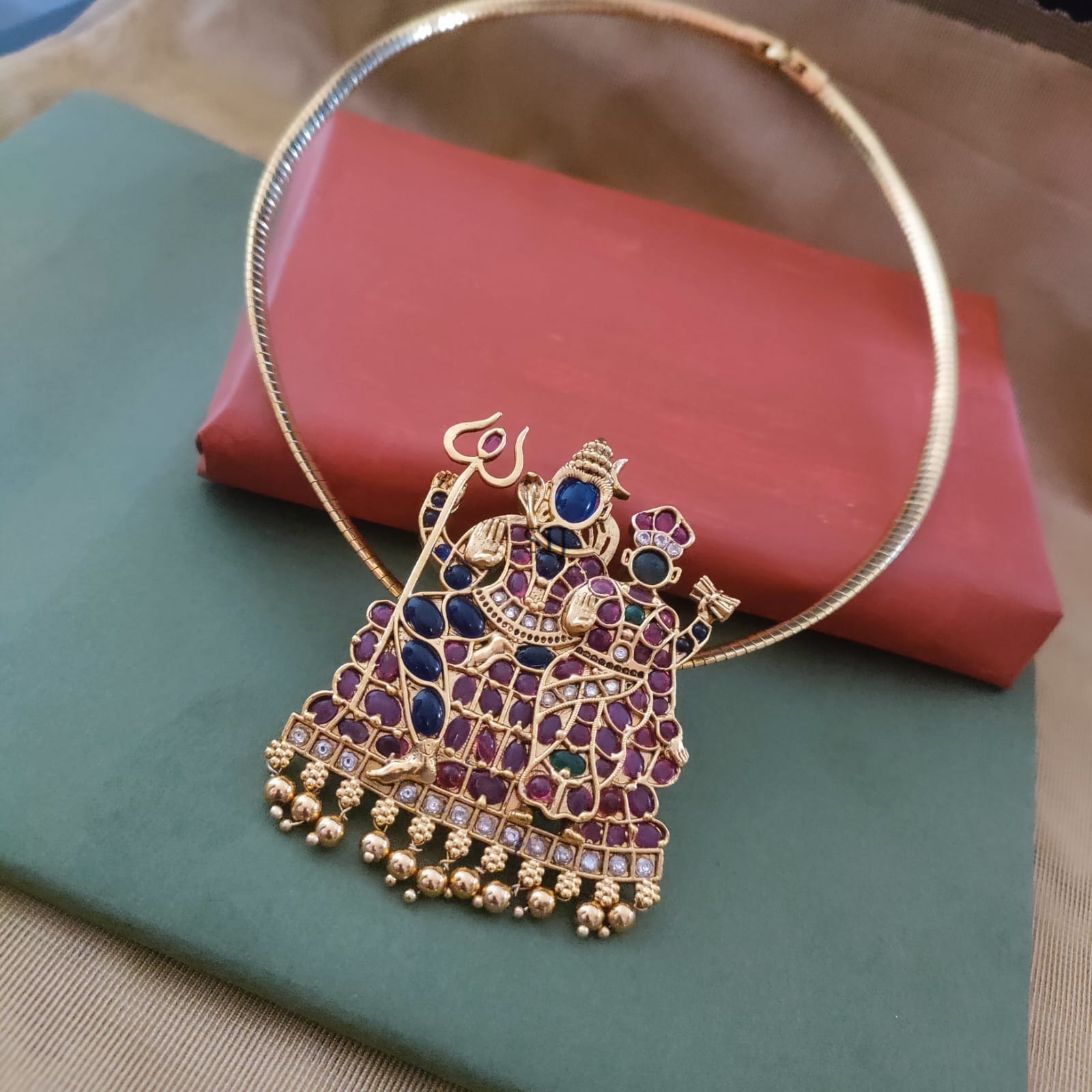Deity Kemp Pendant With Hasli Necklace
