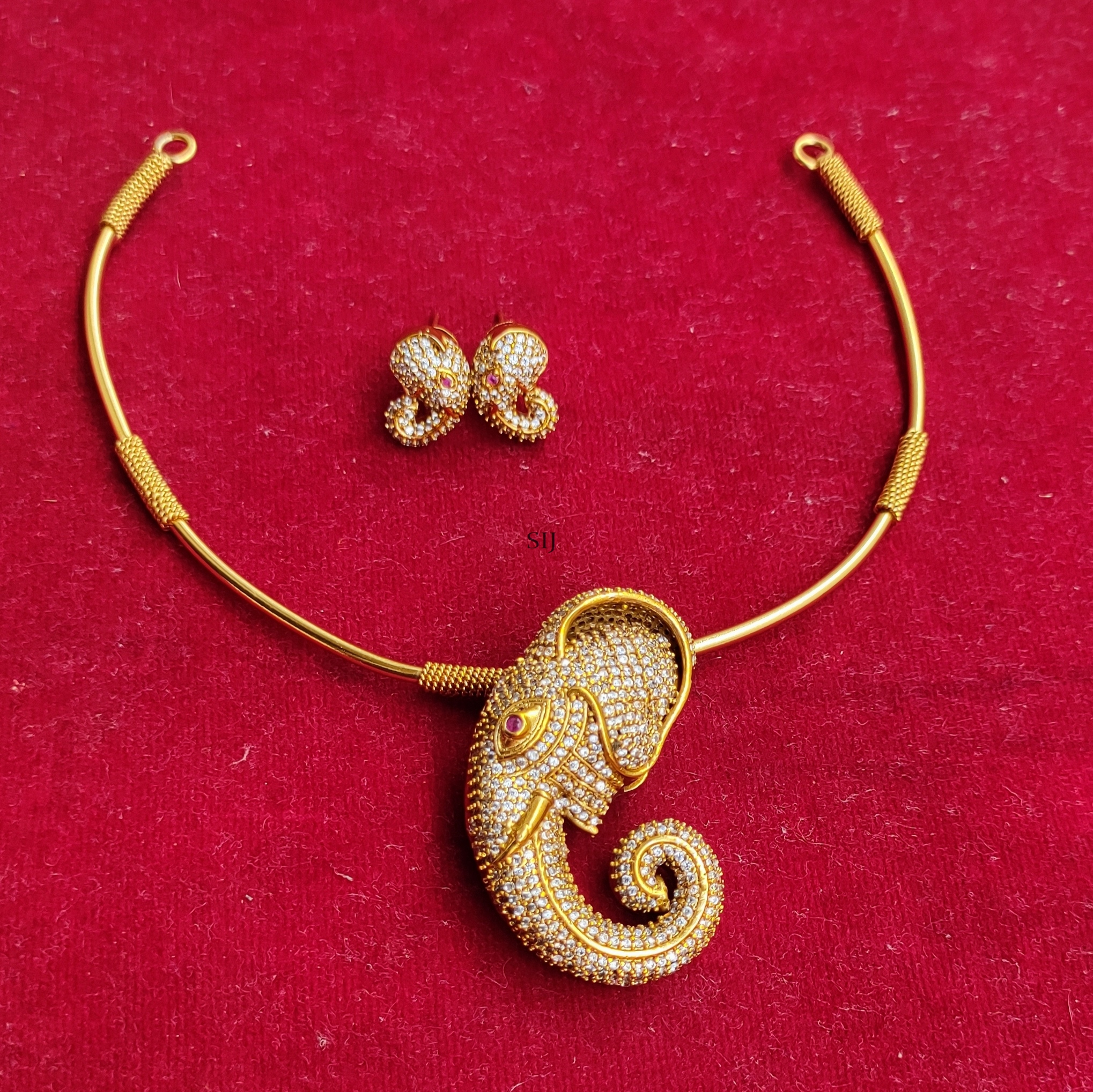 Hasli Necklace White Stone With Ganesh Pendant