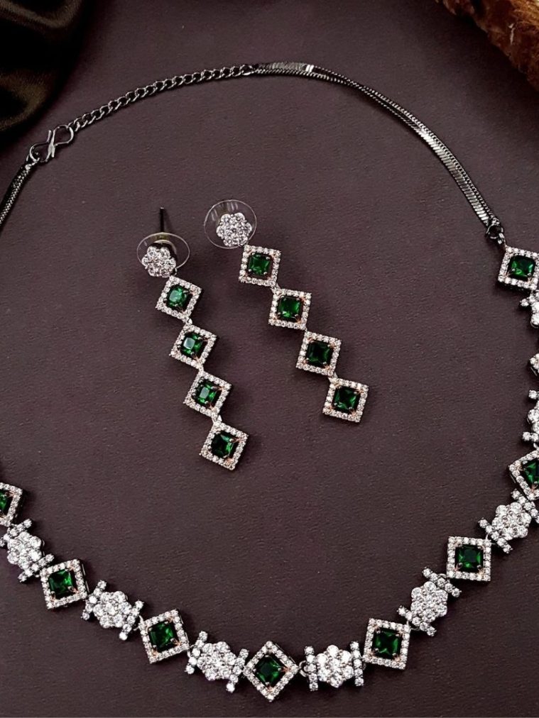 Green Diamond Black Rose Polish Necklace