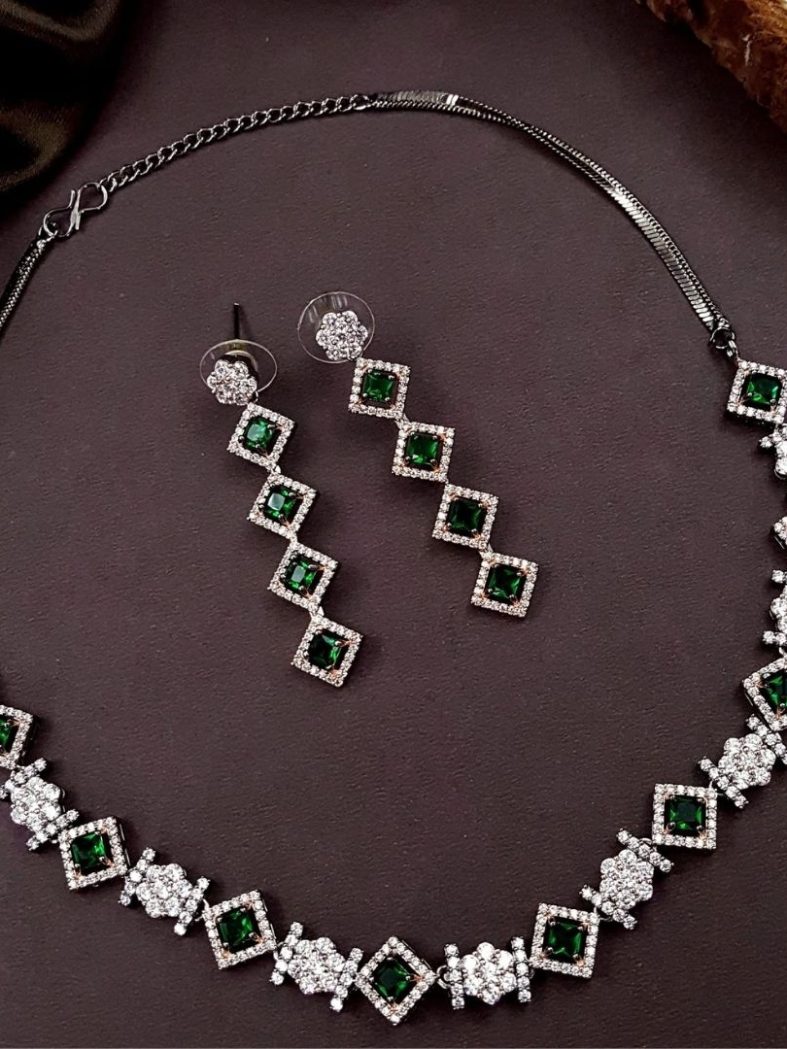 Green Diamond Black Rose Polish Necklace