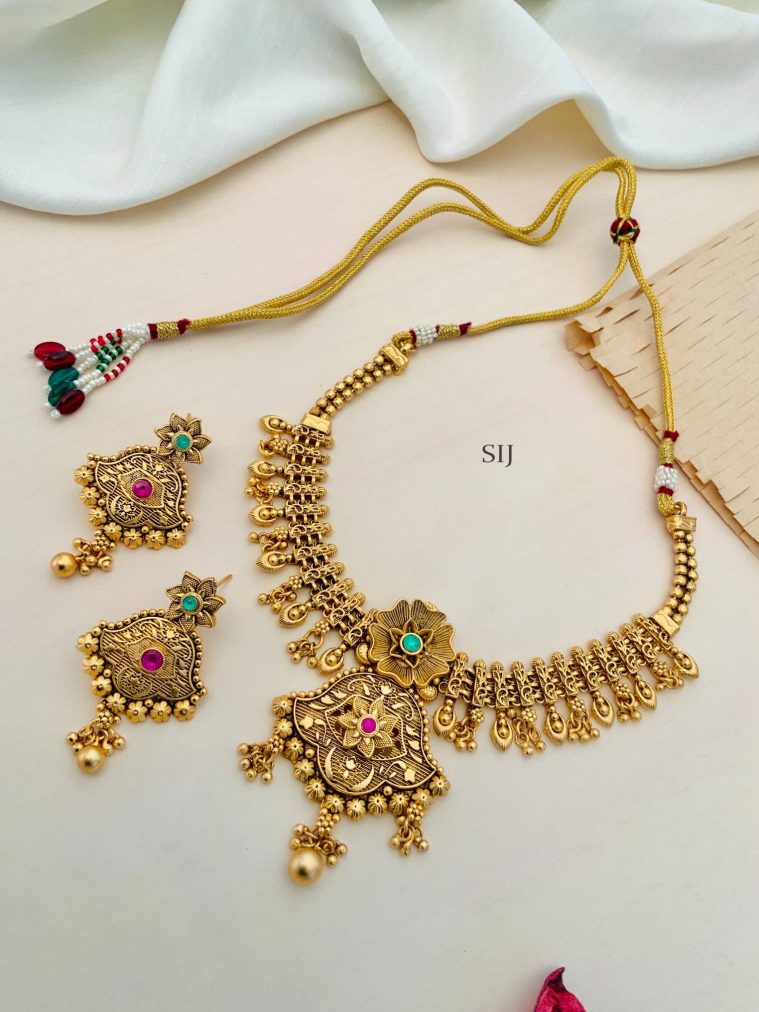 Gold Finish Flower Design Pendant Kundan Necklace