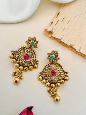 Gold Finish Flower Design Pendant Kundan Necklace