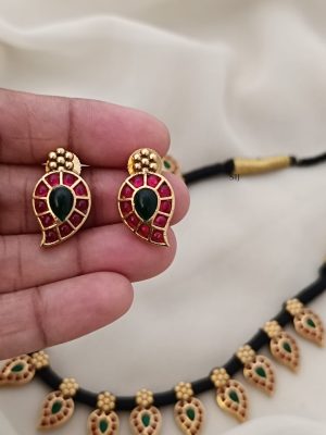 Imitation Kemp Mango Design Thread Necklace