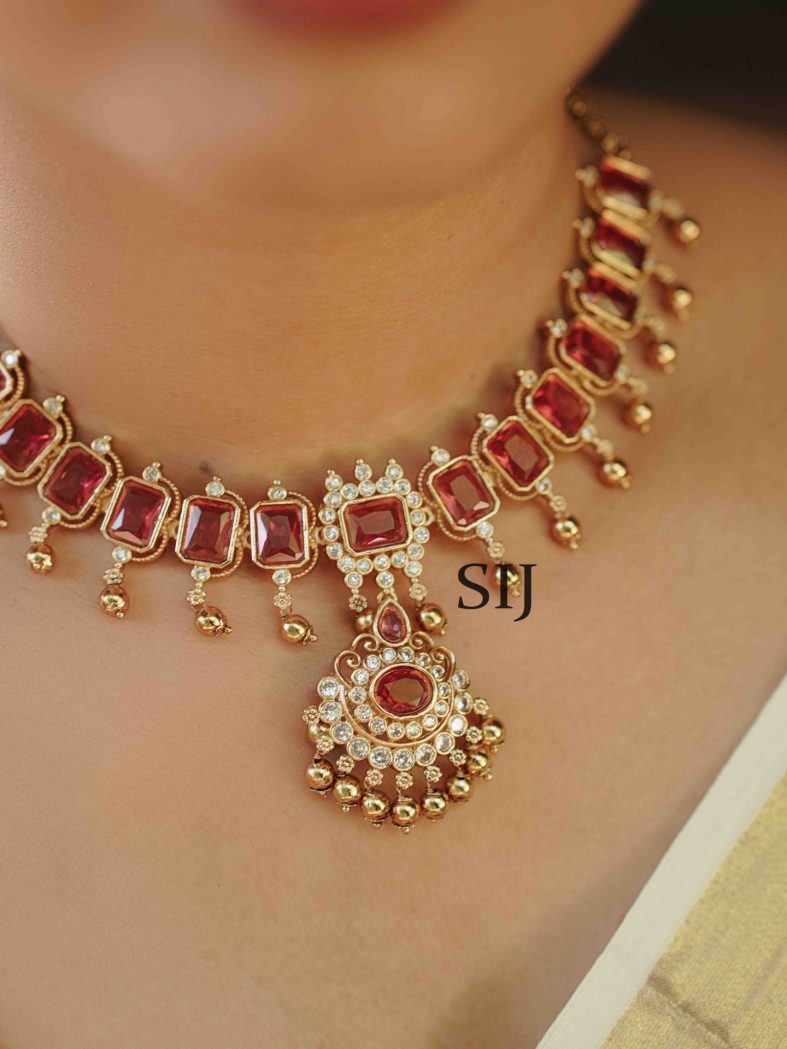 This imitation necklace, adorned with striking ruby stones, is a stunning example of elegant craftsmanship. Designed to emulate the beauty of genuine rubies, the necklace features vibrant stones that exude a rich, luxurious appeal. Perfect for special occasions, this piece adds a touch of sophistication and glamour to any ensemble. Despite being imitation, the necklace captures the timeless allure of ruby jewelry, offering an affordable yet exquisite accessory. Its classic design ensures it will be a treasured addition to your collection, blending beauty with accessibility.