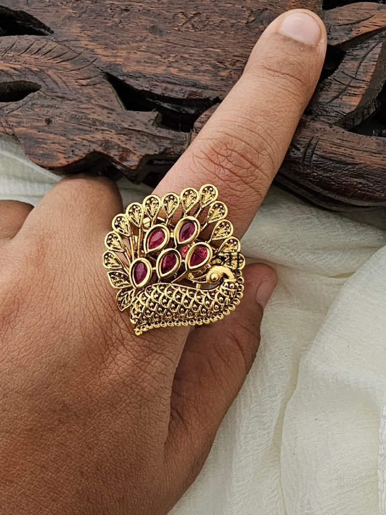 Kemp Stone Peacock Finger Ring