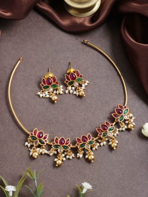 Kemp Stones Flower Pendants Hasli Necklace with Gold Beads Hangings