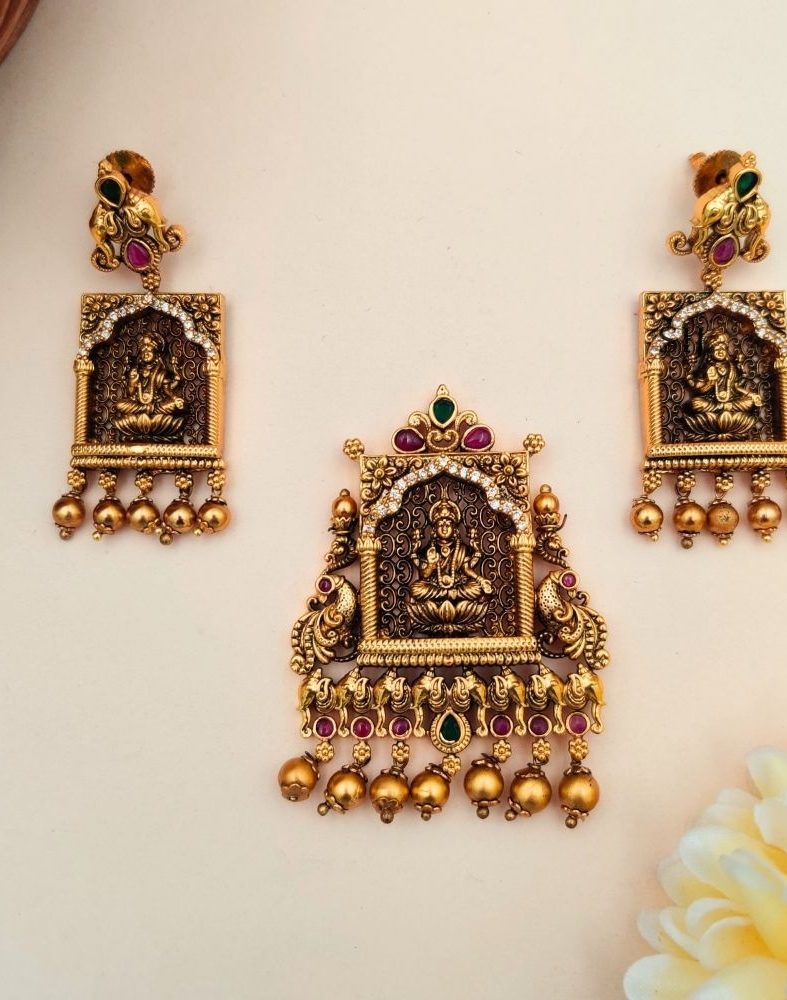 Traditional Lakshmi Mandapam Pendant Set