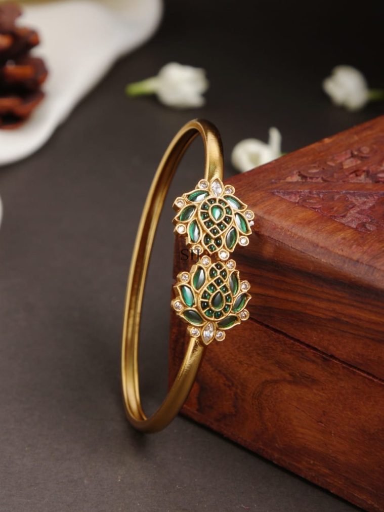 Gold Plated Green Kemp Flower Bracelet