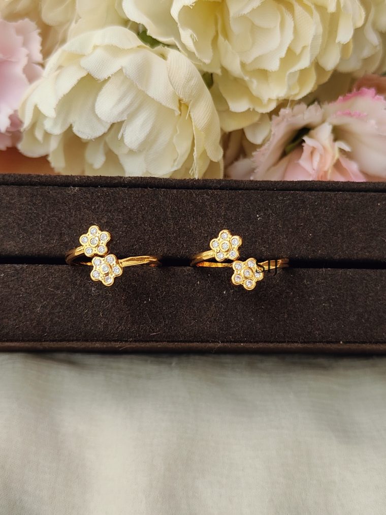 Imitation White Stones Flower Design Adjustable Toe Rings