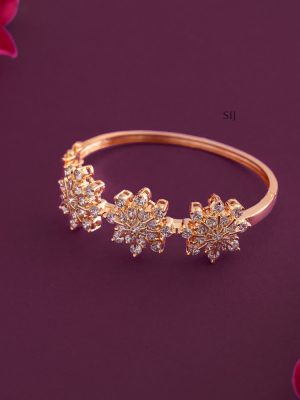 Gold Finish Flower Design Pendant Mugappu Chain with Bracelet