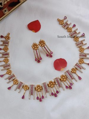Traditional Flower and Line Necklace Set