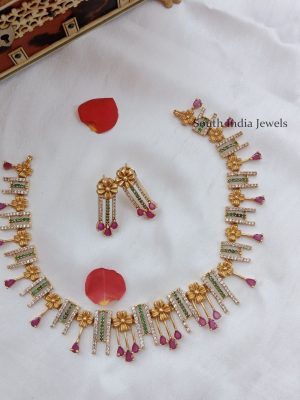 Traditional Flower and Line Necklace Set