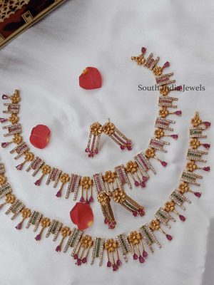 Traditional Flower and Line Necklace Set