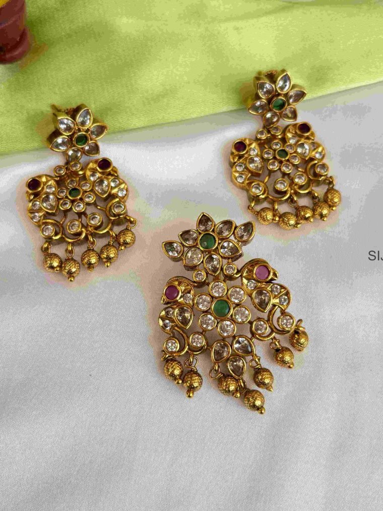 Floral Ad Stones & Gold Pearl Pendant Set