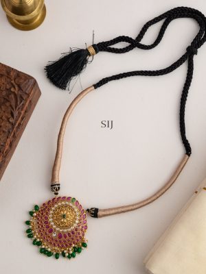 Floral Design Kemp Stones Black Thread Necklace Set