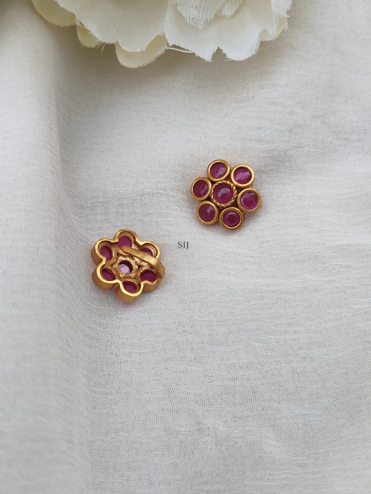 Kemp Stones Round Flower Design Nose Pin