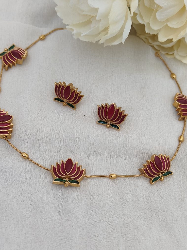 Matte Finish Flower Design Choker Set