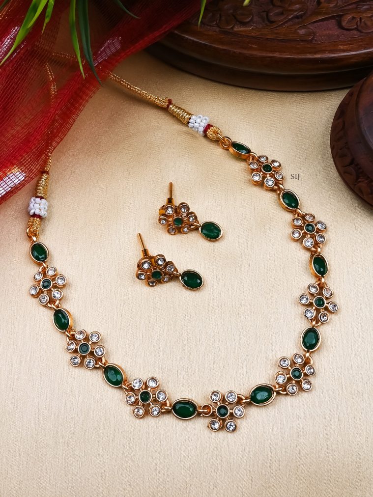 Sleek Flower Design Green Kemp Stones Choker Set